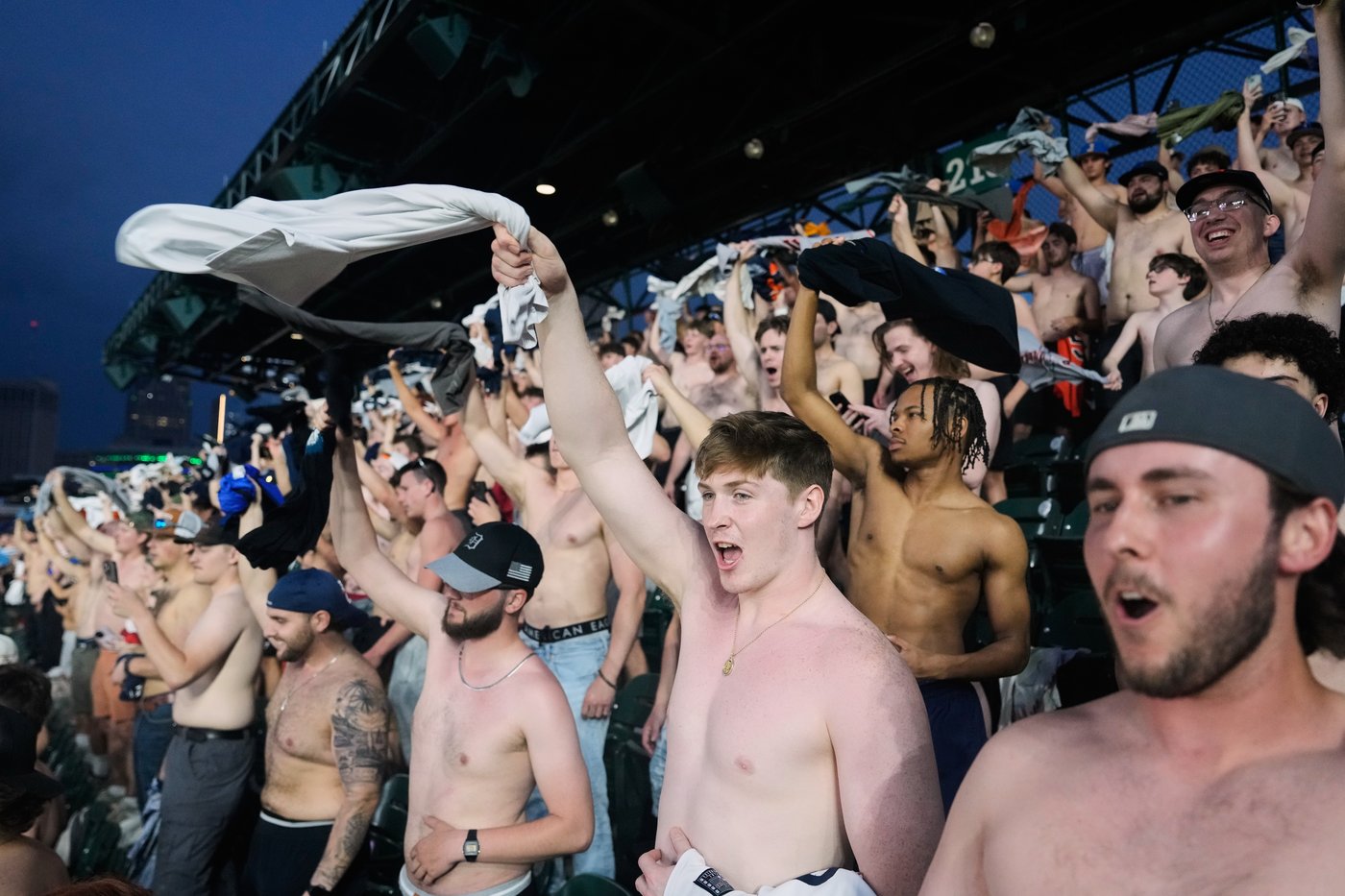 Shirtless fans the stars at MLB stadiums as 'Tarps Off' trend sweeps baseball world | iNFOnews.ca