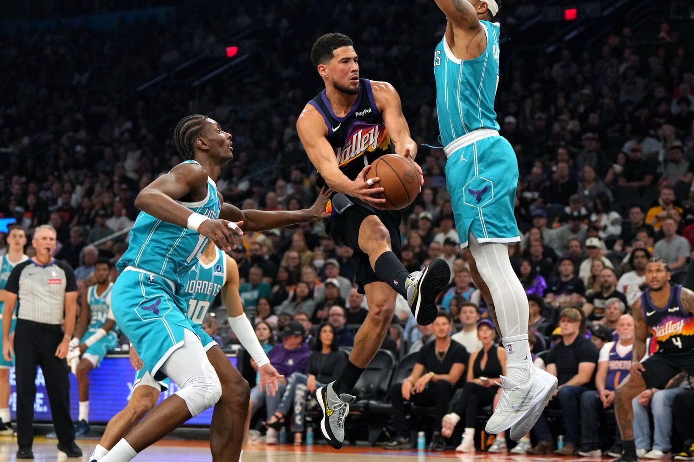Booker scores 30 points as Suns halt Hornets' road winning streak at 10 with 111-99 victory | iNFOnews.ca Booker scores 30 points as Suns halt Hornets' road winning streak at 10 with 111-99 victory | iNFOnews.ca