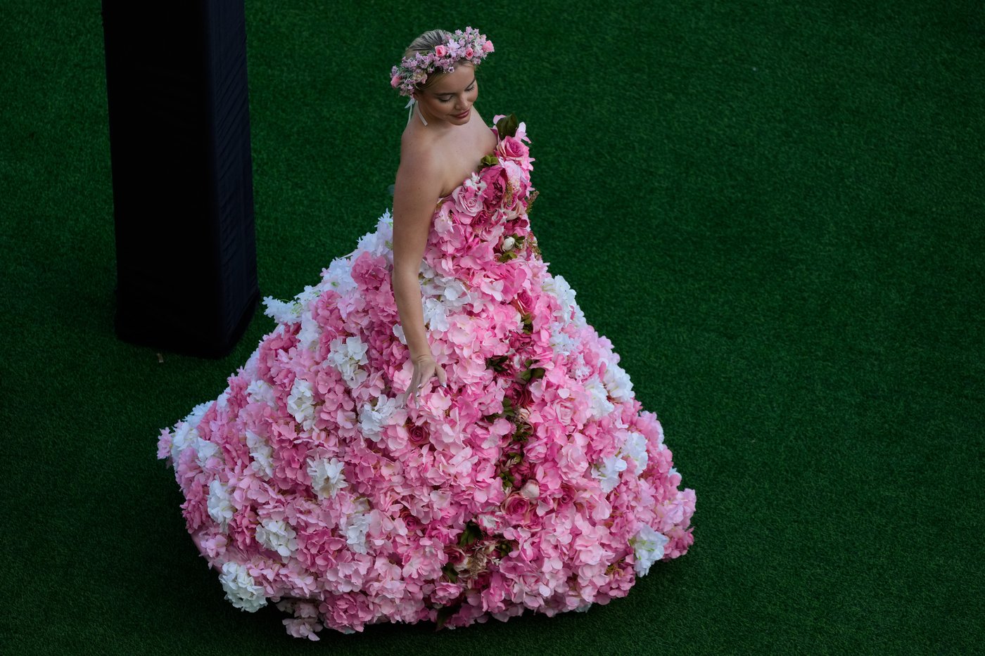 Photos show glamour at the Dubai World Cup horse race but thinner crowds due to Iran war | iNFOnews.ca