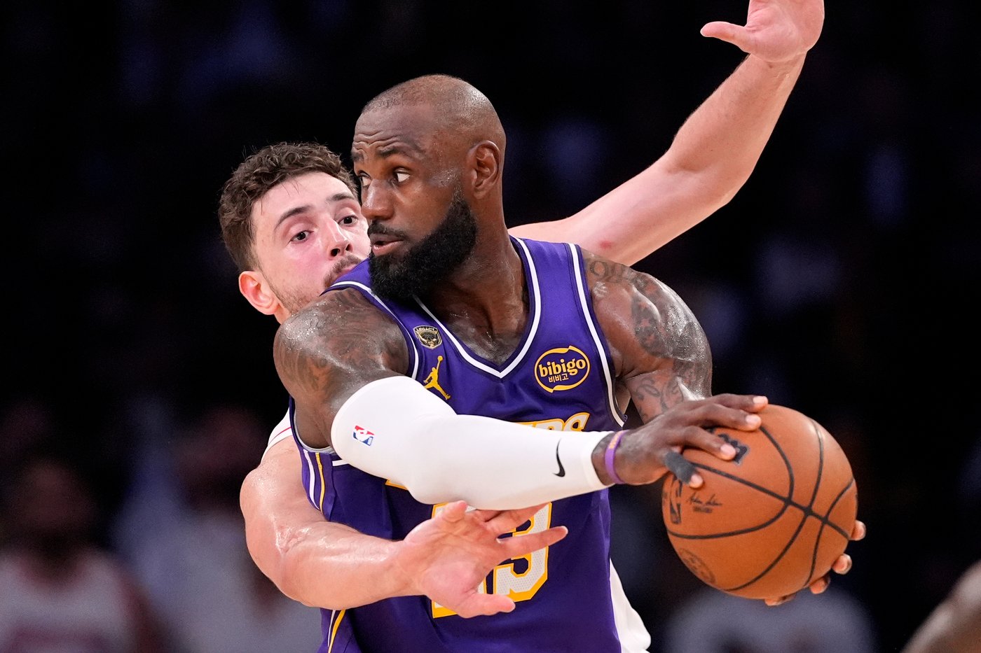 LeBron James isn't worried yet after Lakers lose 2nd straight potential series clincher to Rockets | iNFOnews.ca