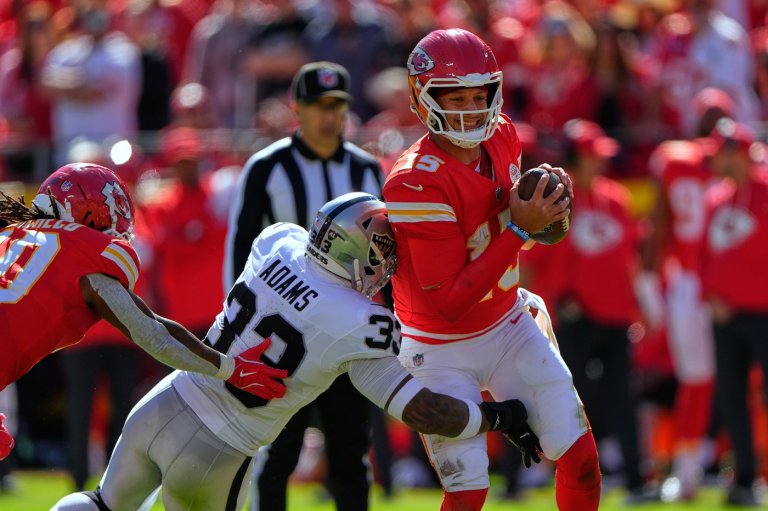 Raiders' Maxx Crosby leaves game after low block by Chiefs' Noah Gray | iNFOnews.ca