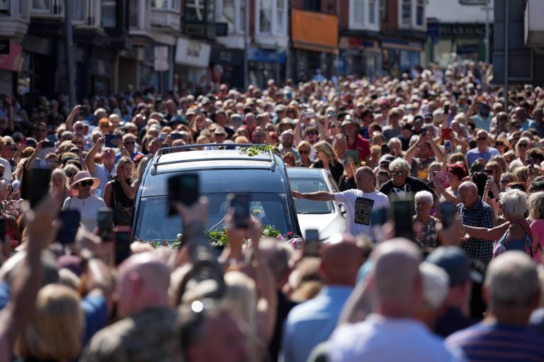 Bonnie Tyler fans line the streets of a Welsh village as her coffin is brought home | iNFOnews.ca