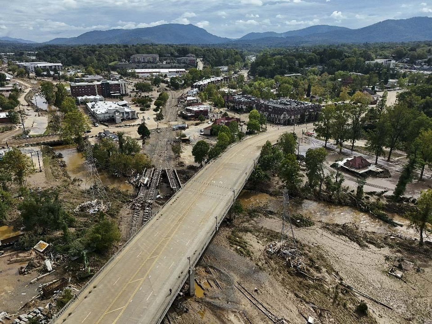 Supplies arrive by plane and by mule in North Carolina as Helene's death toll tops 130 | iNFOnews.ca Supplies arrive by plane and by mule in North Carolina as Helene's death toll tops 130 | iNFOnews.ca