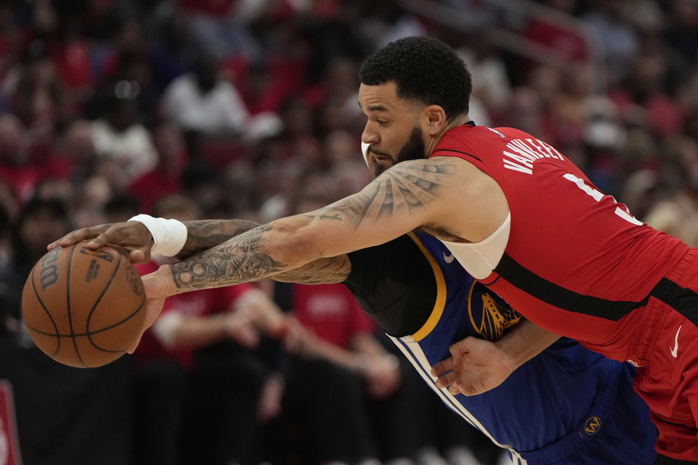 Stephen Curry scores 31 points in the Warriors' 95-85 victory over the Rockets 95-85 in Game 1 | iNFOnews.ca Stephen Curry scores 31 points in the Warriors' 95-85 victory over the Rockets 95-85 in Game 1 | iNFOnews.ca