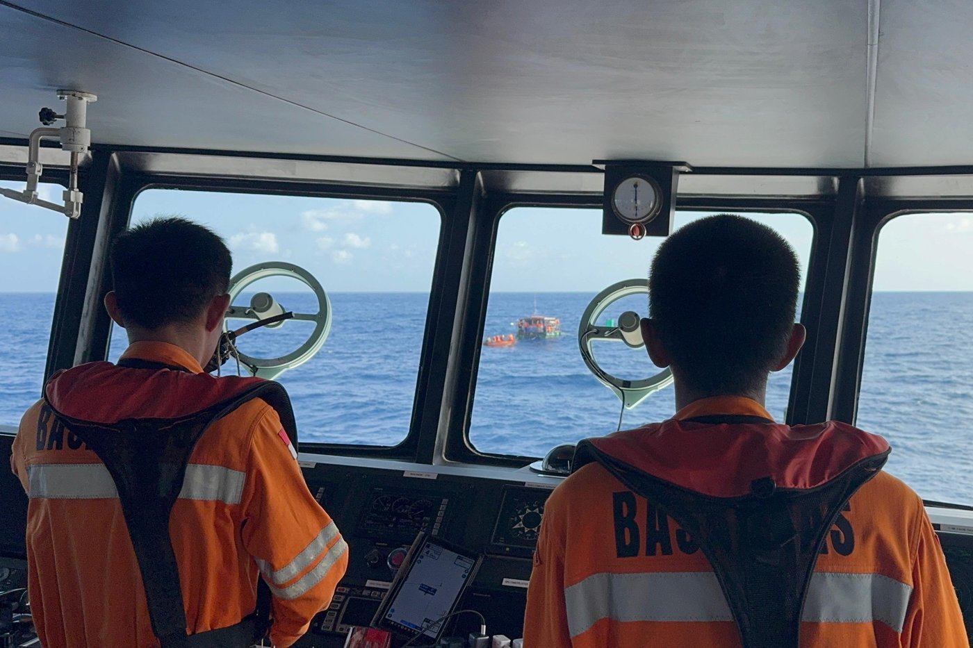 Rescuers find 21 people on raft drifting in Indonesian waters after their boat sinks | iNFOnews.ca