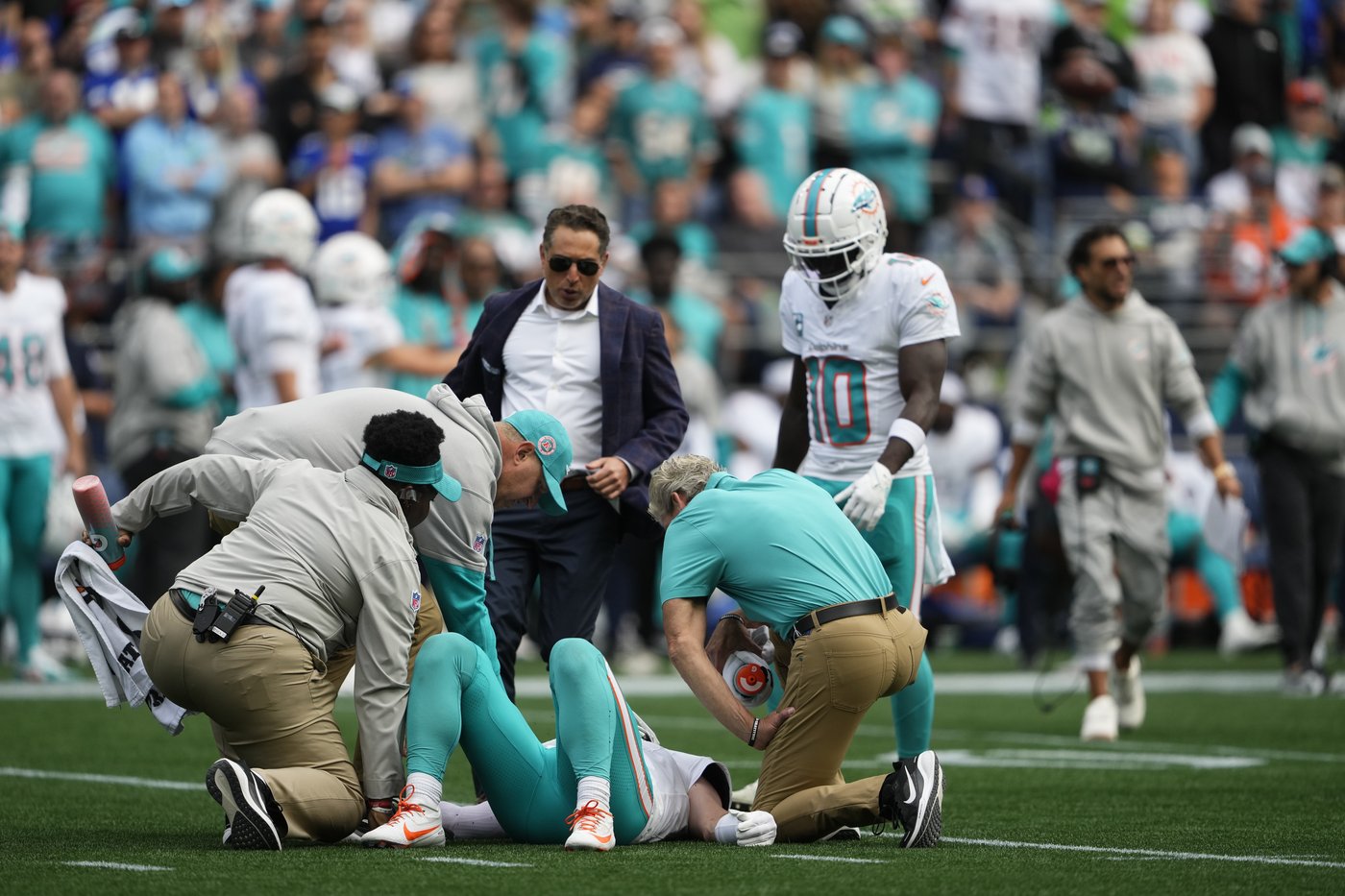 Dolphins dealing with another QB injury after Skylar Thompson leaves in the 2nd half vs. Seahawks | iNFOnews.ca