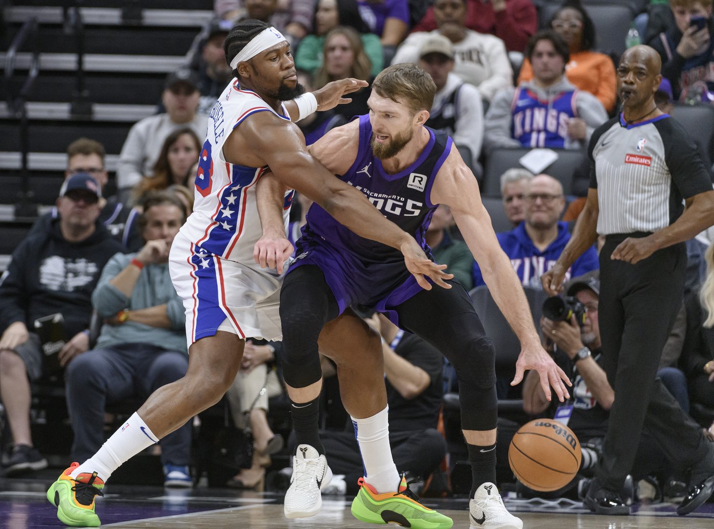 Fox scores 35 and Kings close with 15-0 surge to rally past 76ers for 113-107 win | iNFOnews.ca