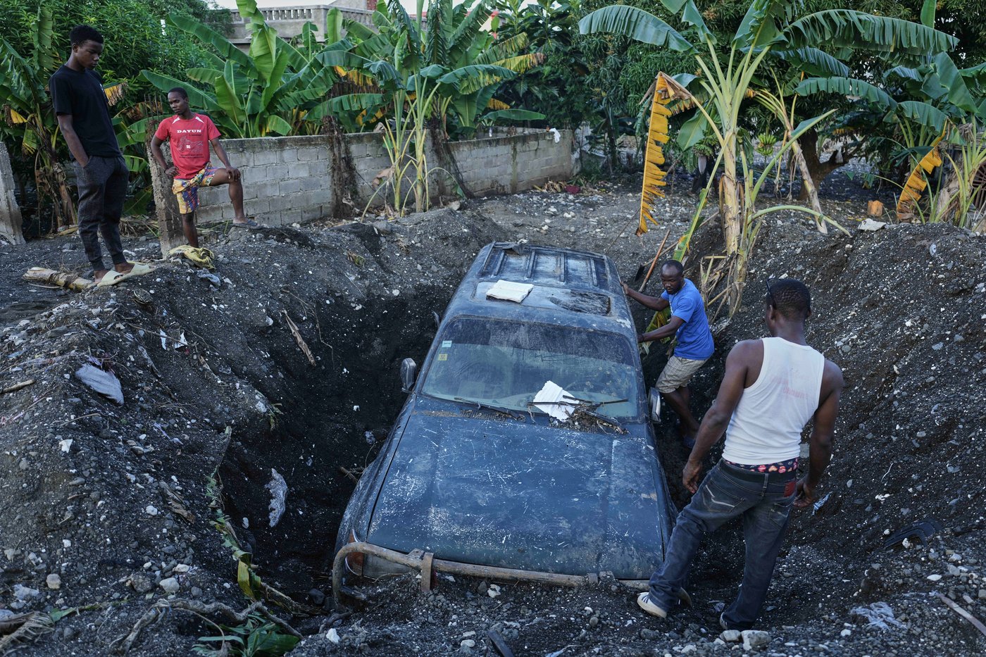 A town in southern Haiti mourns its own as it staggers from Hurricane Melissa's blow | iNFOnews.ca