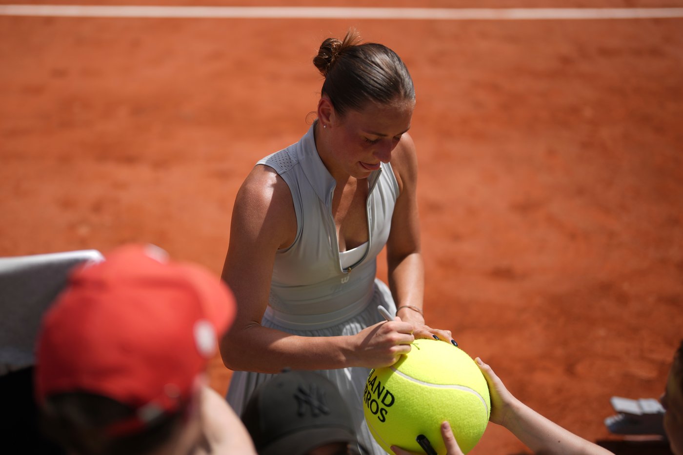 Tearful Kostyuk reaches French Open 2nd round and speaks of missile attack back home in Ukraine | iNFOnews.ca