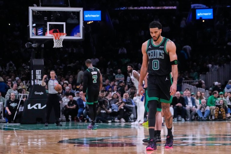 Celtics' disastrous 4th quarter helps Sixers close series gap to 3-2 | iNFOnews.ca