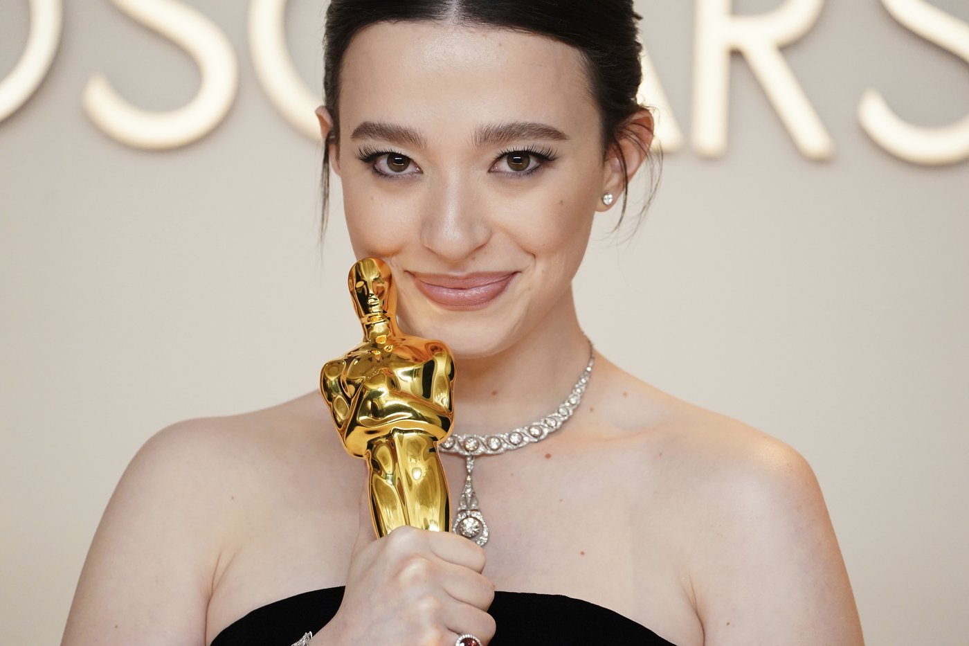 Americans still give awards shows consideration, a new AP-NORC poll finds | iNFOnews.ca
