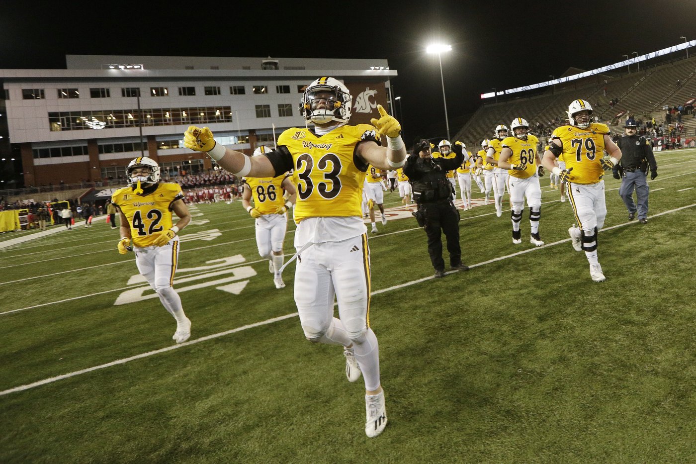 Evan Svoboda throws late TD pass to John Michael Gyllenborg as Wyoming beats Washington State 15-14 | iNFOnews.ca
