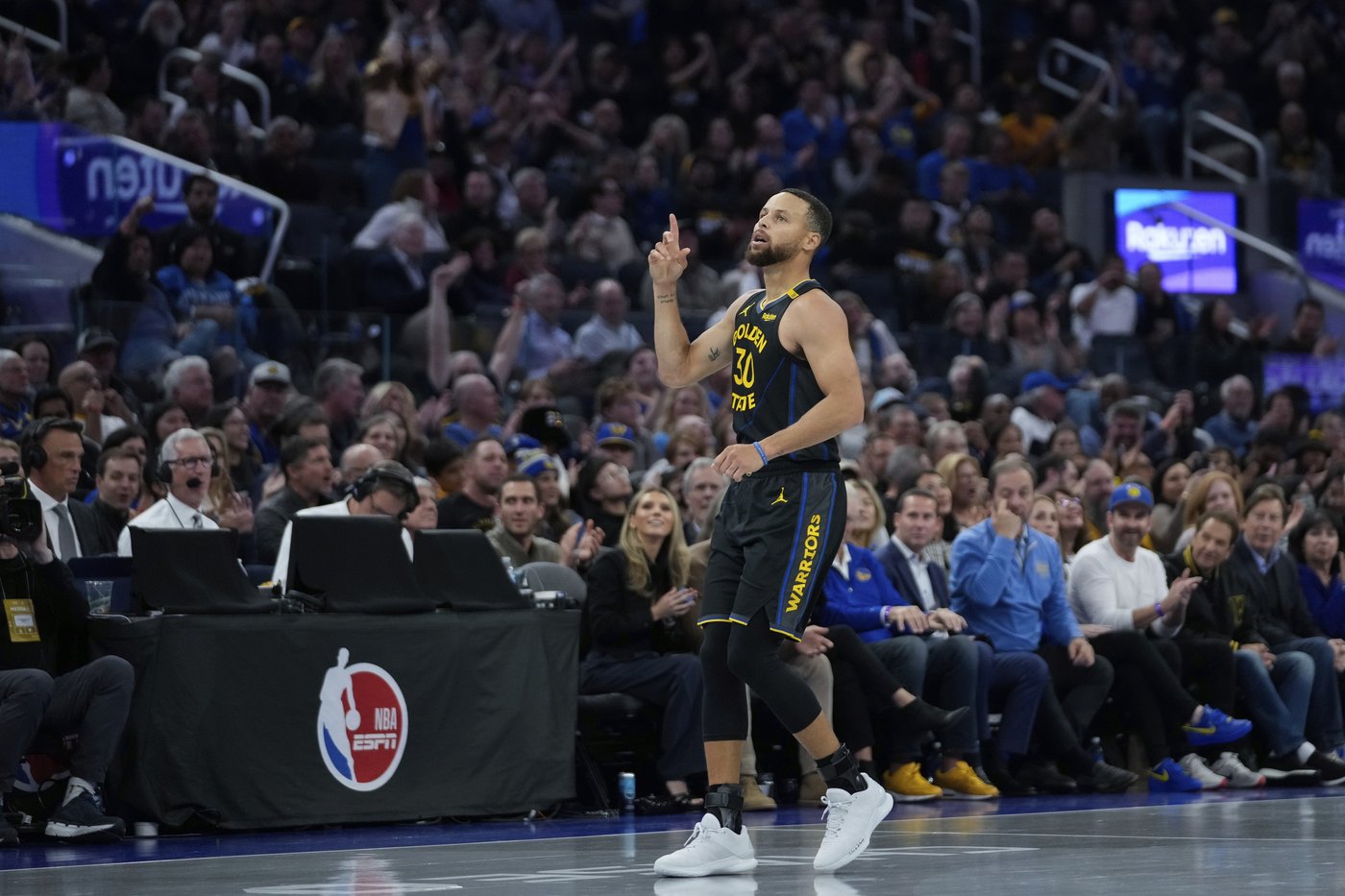 Draymond Green and Stephen Curry lead balanced Warriors past Grizzlies 123-118 | iNFOnews.ca