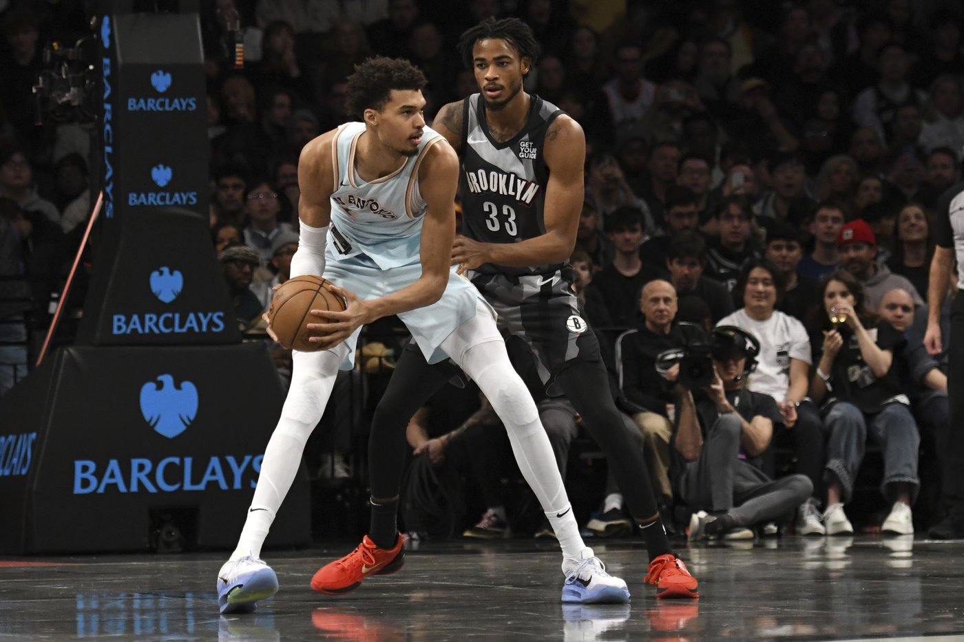 Victor Wembanyama plays 1-on-1 chess with fans in New York | iNFOnews.ca Victor Wembanyama plays 1-on-1 chess with fans in New York | iNFOnews.ca