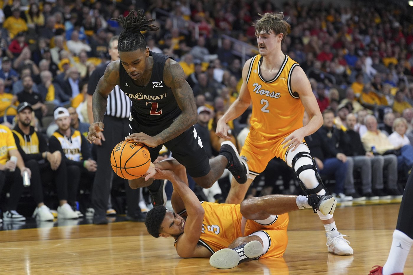 Lukosius hits 6 3-pointers to help No. 18 Cincinnati hold off Northern Kentucky 76-60 | iNFOnews.ca Lukosius hits 6 3-pointers to help No. 18 Cincinnati hold off Northern Kentucky 76-60 | iNFOnews.ca