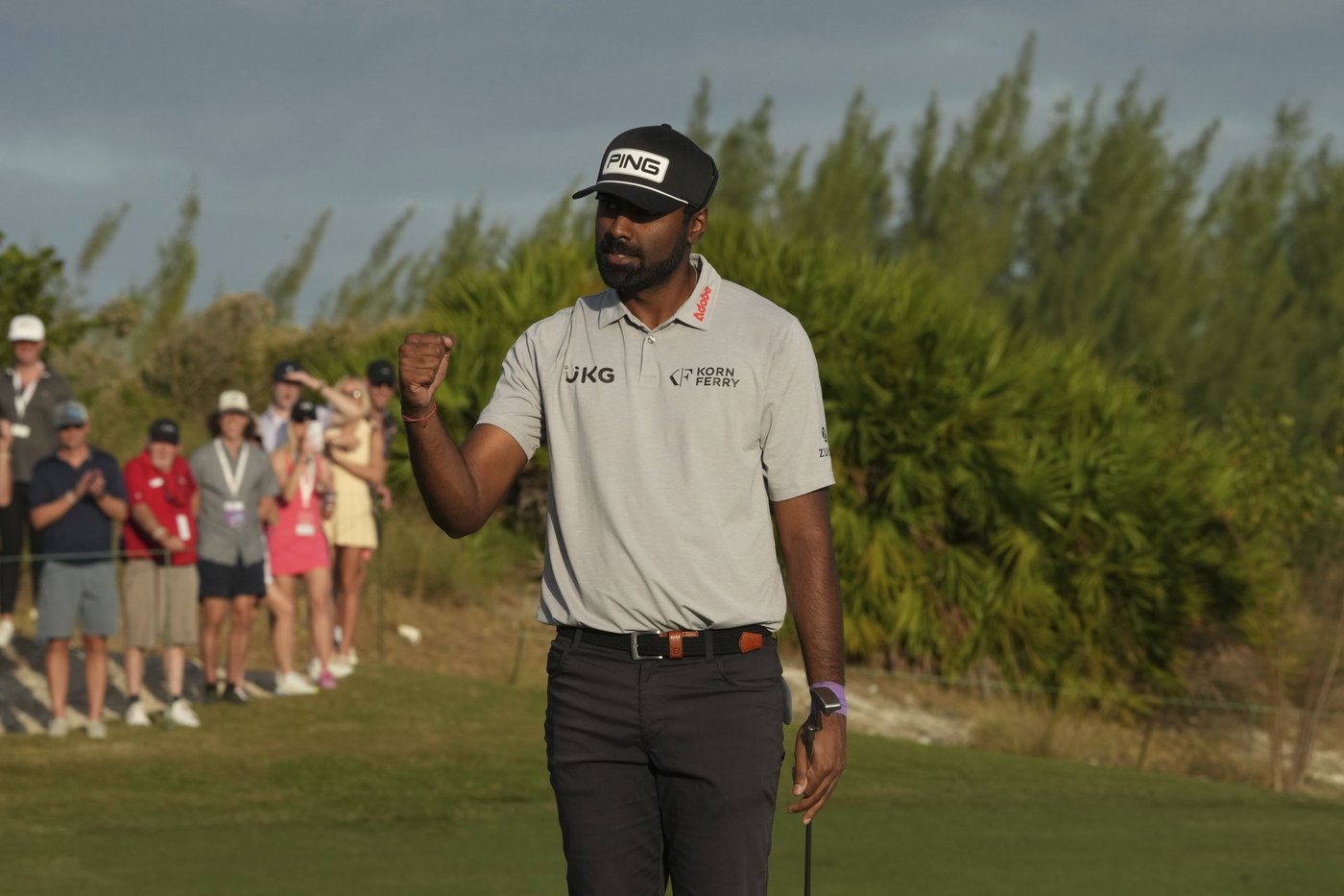 Scottie Scheffler has new putting grip and trails Cameron Young by 3 in Bahamas | iNFOnews.ca