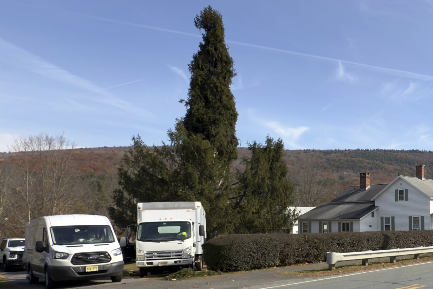 Crowds flock to tiny Massachusetts town to send off New York's Rockefeller Christmas tree | iNFOnews.ca