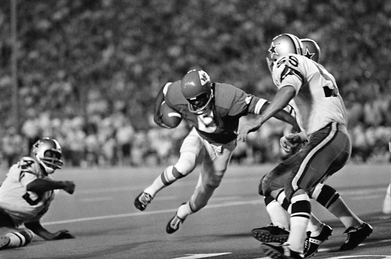 Warren McVea, first Black player to get a football scholarship at a major Texas school, dies at 79 | iNFOnews.ca