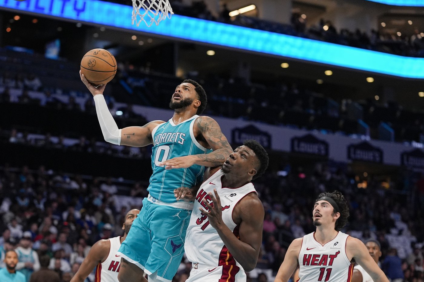 Jimmy Butler's scores 13 of 26 points in fourth quarter as Heat hold off pesky Hornets 114-106 | iNFOnews.ca