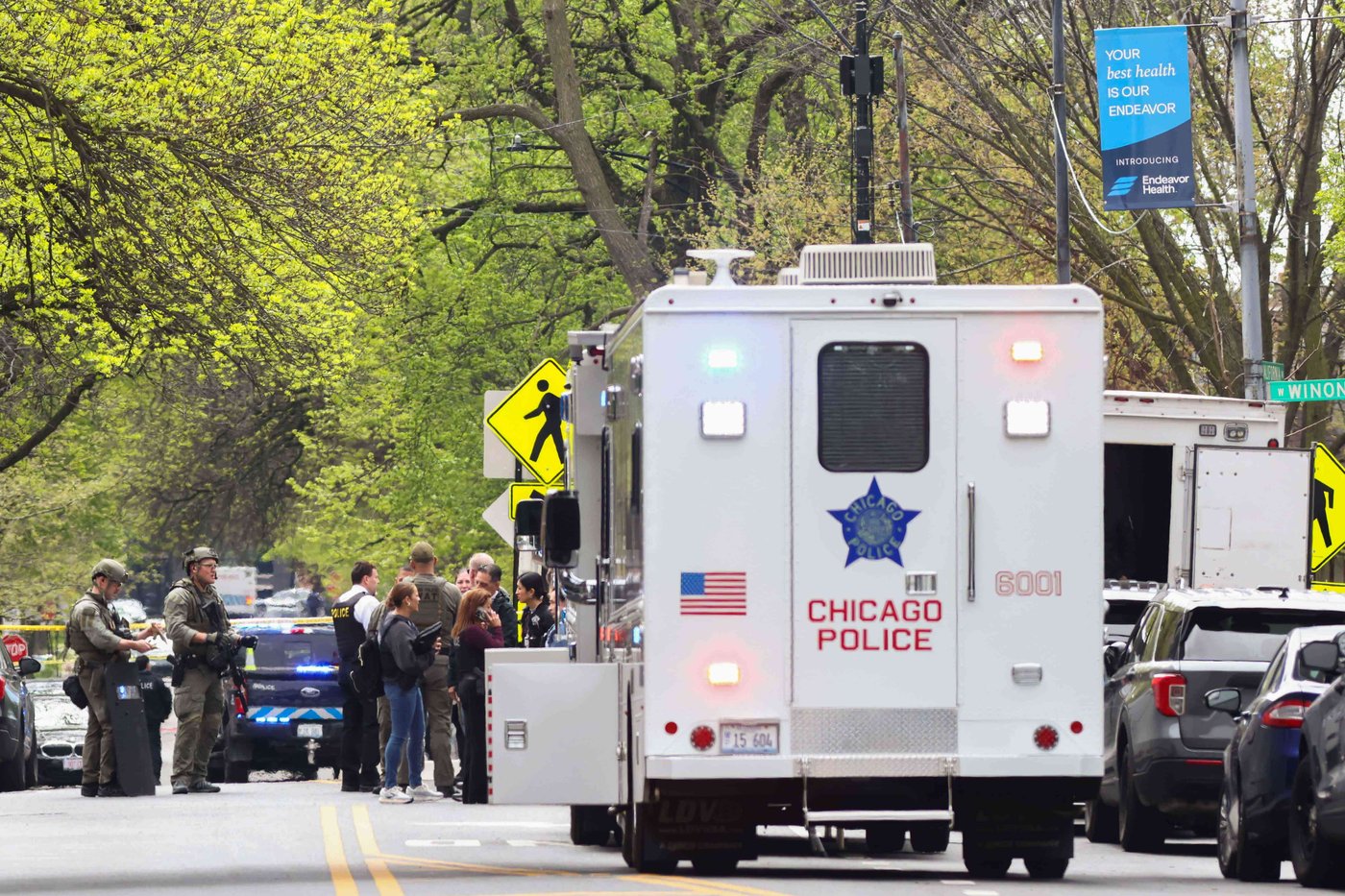 Officer killed, another critically injured in Chicago hospital shooting, police say | iNFOnews.ca