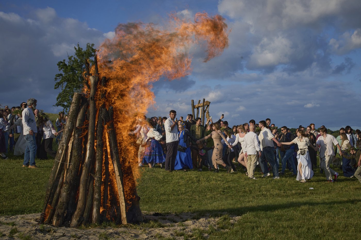 Ukrainians celebrate midsummer traditions with song, dance and fire | iNFOnews.ca