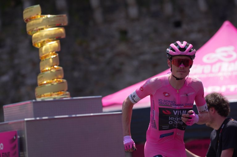 Jonas Vingegaard storms to a fourth Giro summit win, stretching his lead past 4 minutes | iNFOnews.ca