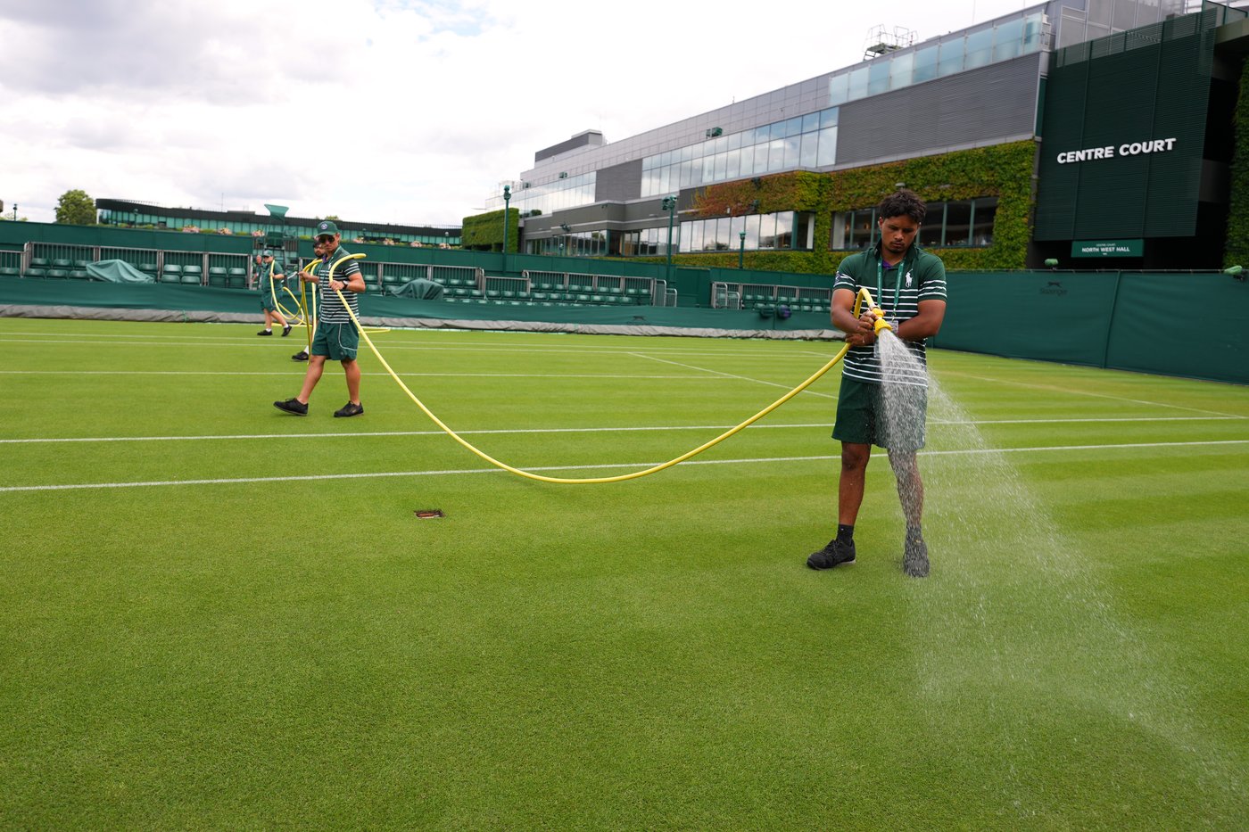 Wimbledon kept its courts lush green as other London lawns browned in record heat | iNFOnews.ca Wimbledon kept its courts lush green as other London lawns browned in record heat | iNFOnews.ca
