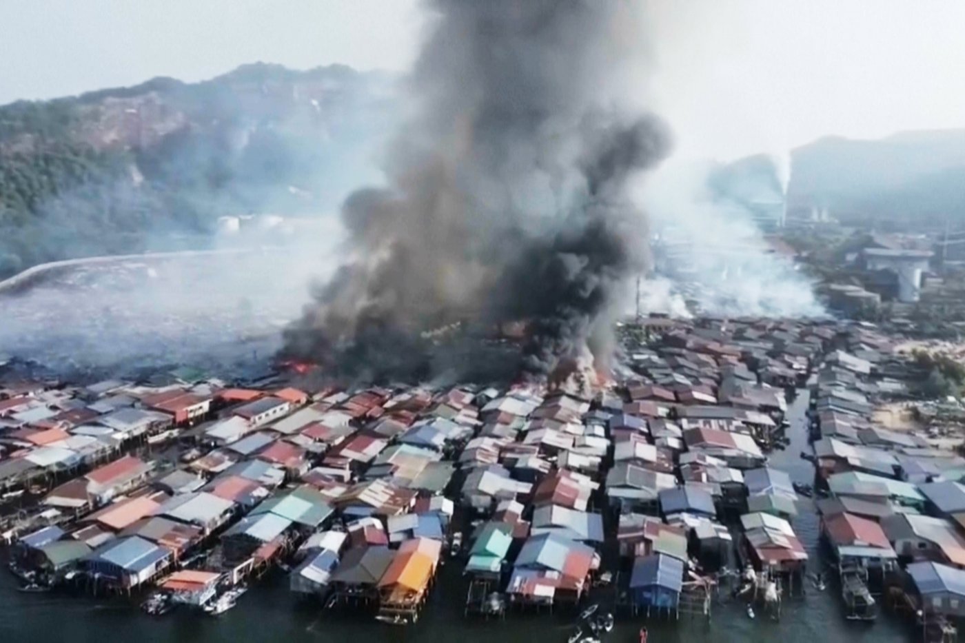 Fire destroys 1,000 homes in a Malaysian coastal village on Borneo Island | iNhome