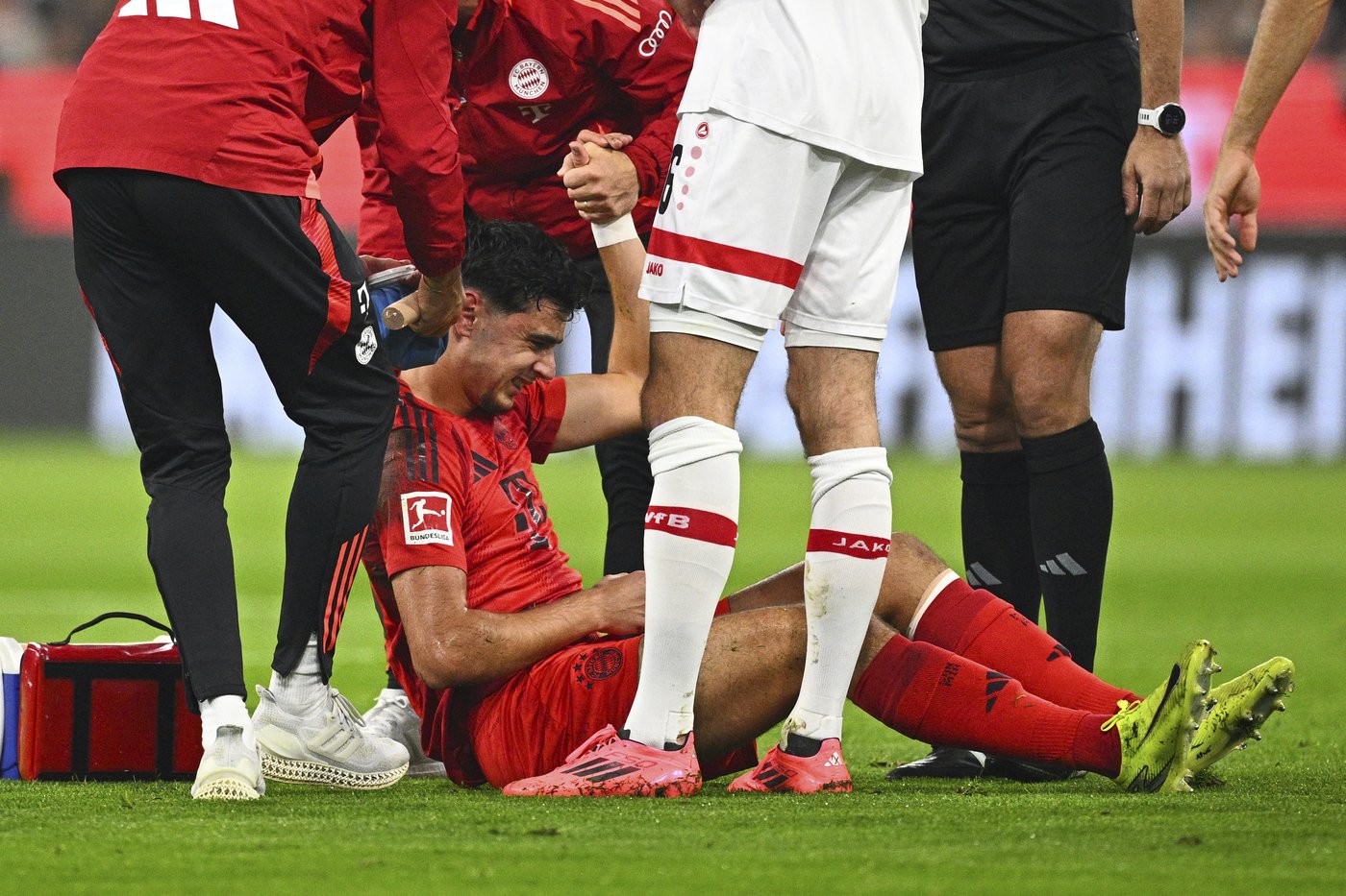 Bayern midfielder Aleksandar Pavlovic undergoes surgery on broken collarbone | iNFOnews.ca