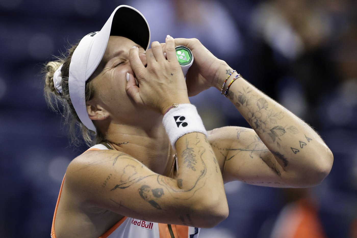 Defending US Open champ Sabalenka returns to semifinals when Vondrousova withdraws with knee injury | iNFOnews.ca