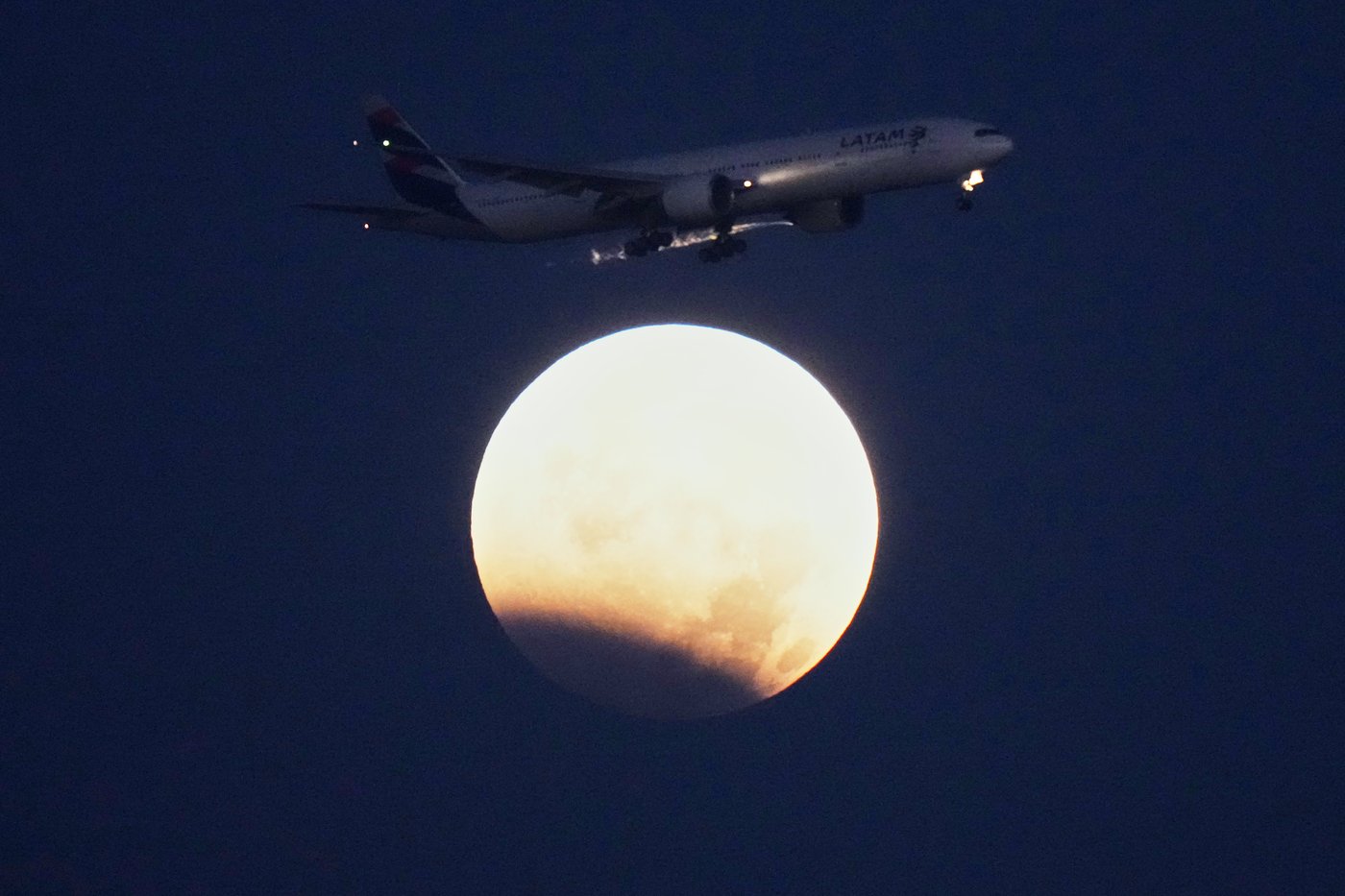 A lunar eclipse lights up skies across the Americas and Europe, in photos | iNFOnews.ca