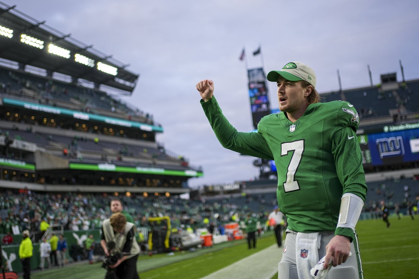 Kenny Pickett says he'll 'be OK' after rib injury knocks him out of dream start for Eagles | iNFOnews.ca Kenny Pickett says he'll 'be OK' after rib injury knocks him out of dream start for Eagles | iNFOnews.ca