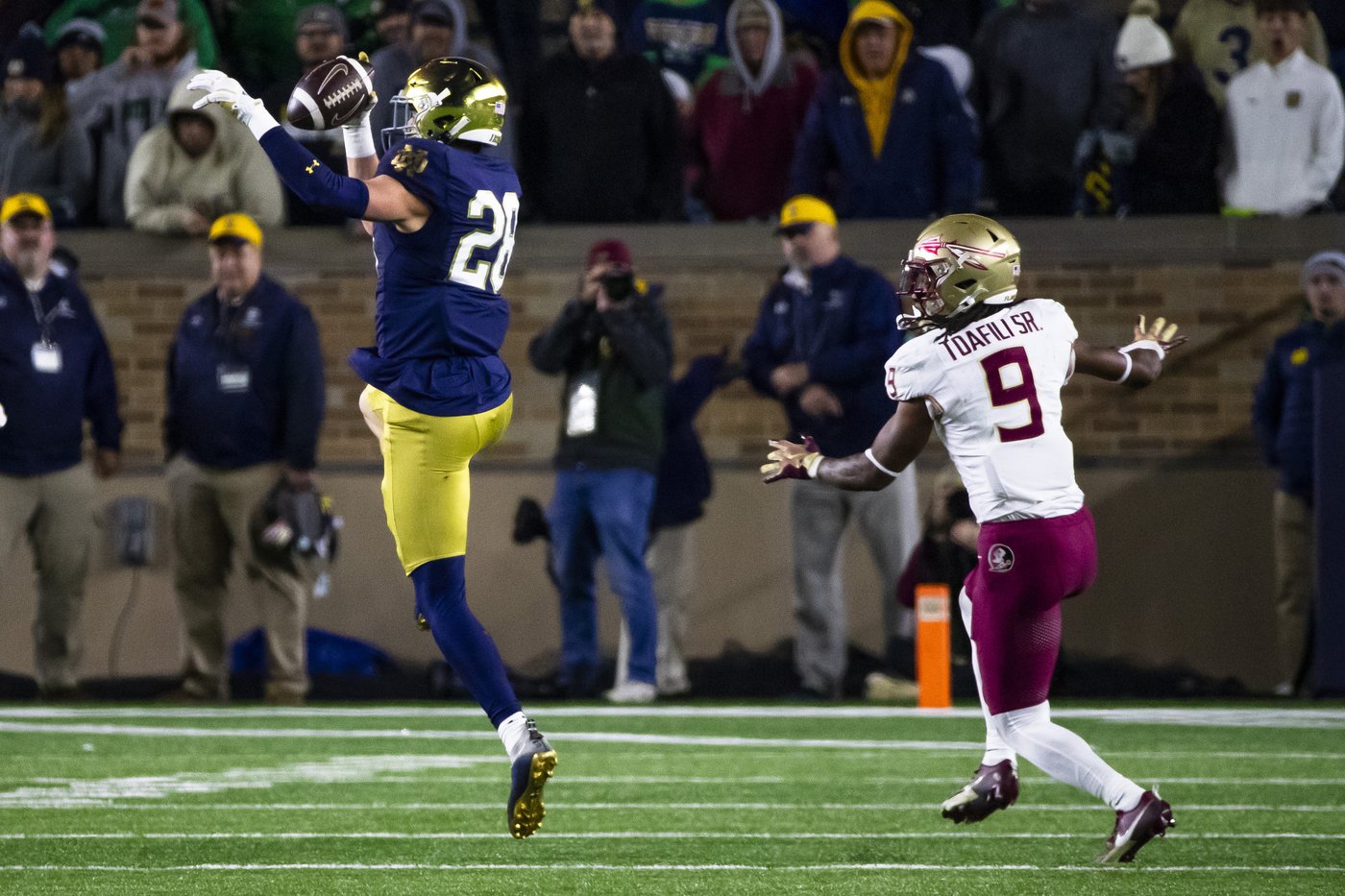 Riley Leonard runs for 2 TDs, throws a TD pass and No. 10 Notre Dame routs Florida State 52-3 | iNFOnews.ca Riley Leonard runs for 2 TDs, throws a TD pass and No. 10 Notre Dame routs Florida State 52-3 | iNFOnews.ca