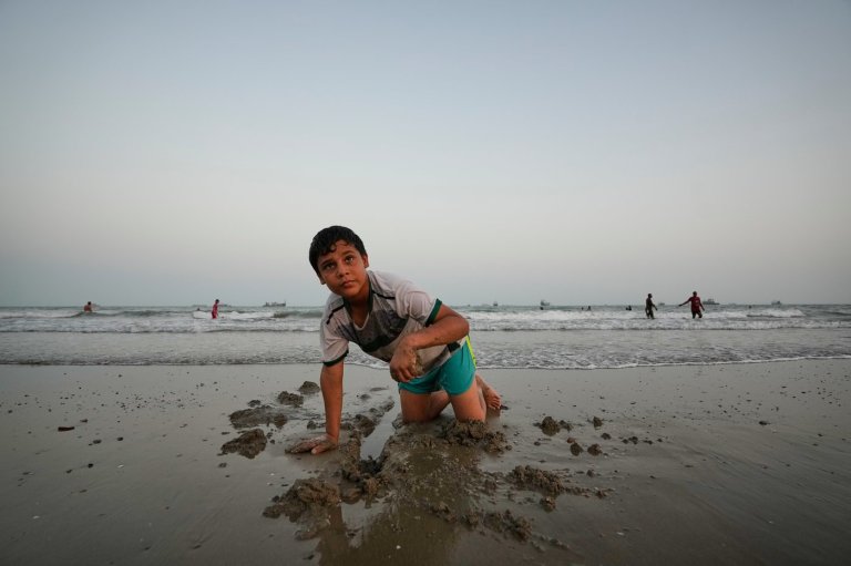 Photos show daily life in Iran on the beach along the Strait of Hormuz | iNFOnews.ca