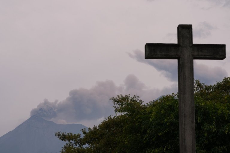 Guatemala evacuates communities after Fuego volcano erupts, in photos | iNFOnews.ca