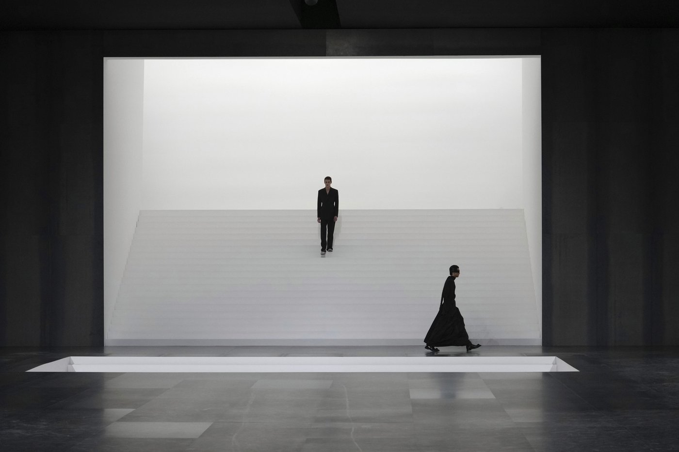 Kim Jones sharpens VIP-filled Dior men's fashion with a structured, masculine recalibration | iNFOnews.ca Kim Jones sharpens VIP-filled Dior men's fashion with a structured, masculine recalibration | iNFOnews.ca
