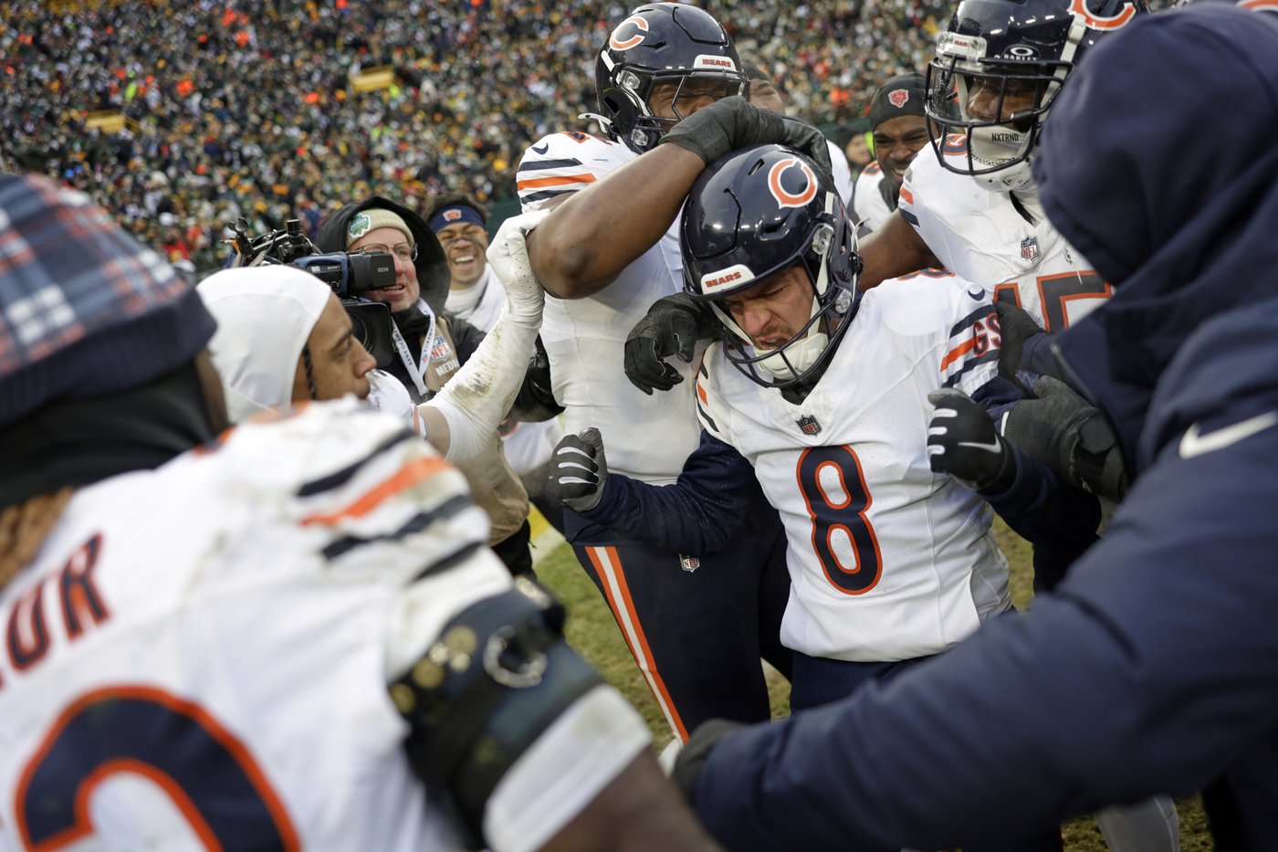 Bears rally for 24-22 win in Green Bay as Packers lose Love and Watson to injuries | iNFOnews.ca