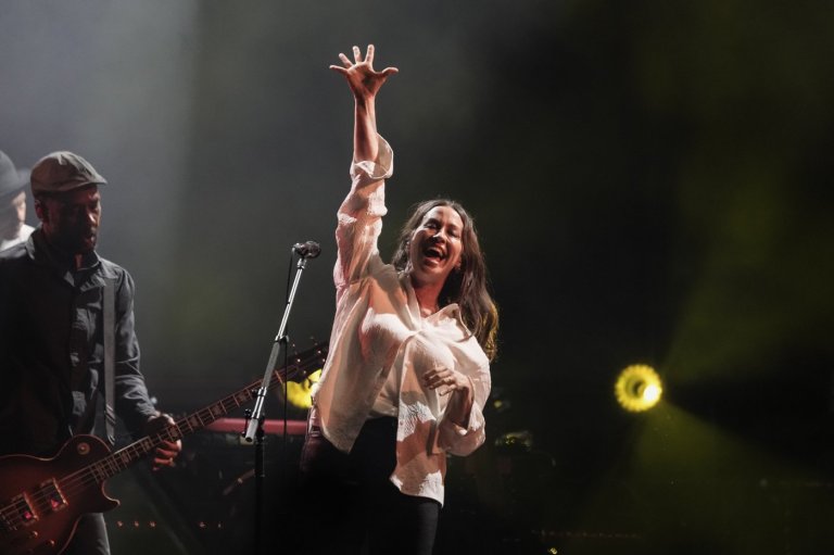 Alanis Morisette, Michael Bublé to headline Canada's World Cup opening ceremony today | iNFOnews.ca