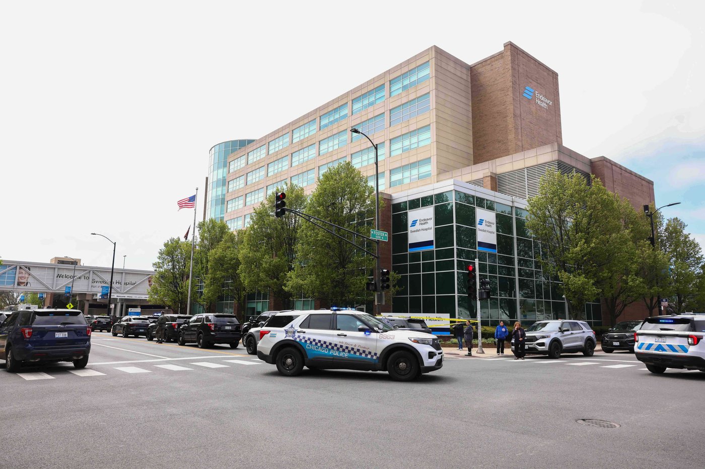 Officer killed, another critically injured in Chicago hospital shooting, police say | iNFOnews.ca
