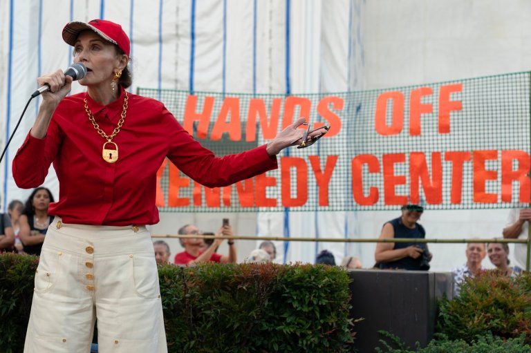 Thousands join protest outside Kennedy Center, expressing concern that Trump might tear it down | iNFOnews.ca