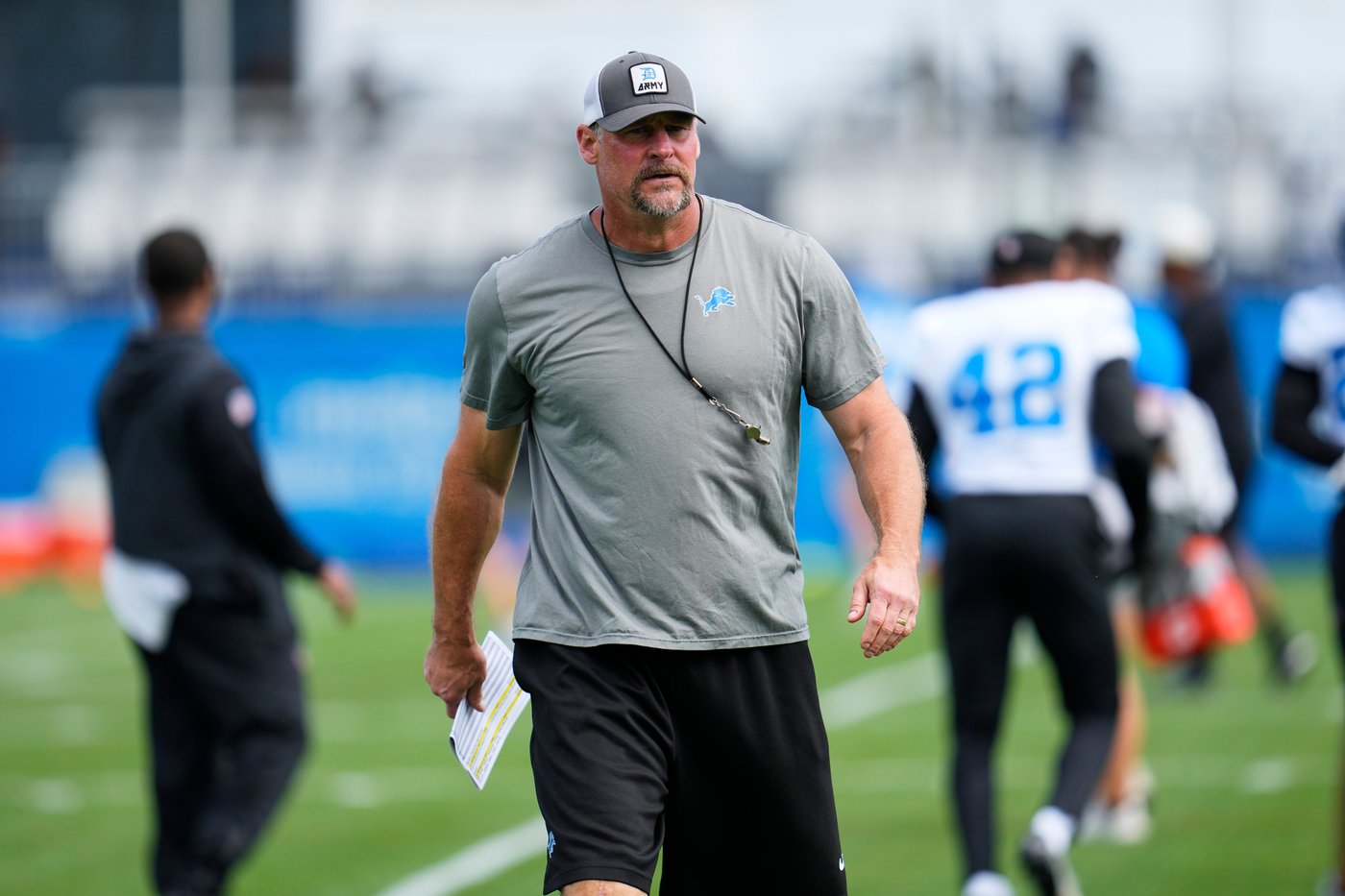 Lions tight end Sam LaPorta hurts hip, cornerback Ennis Rakestraw injures lower leg | iNFOnews.ca