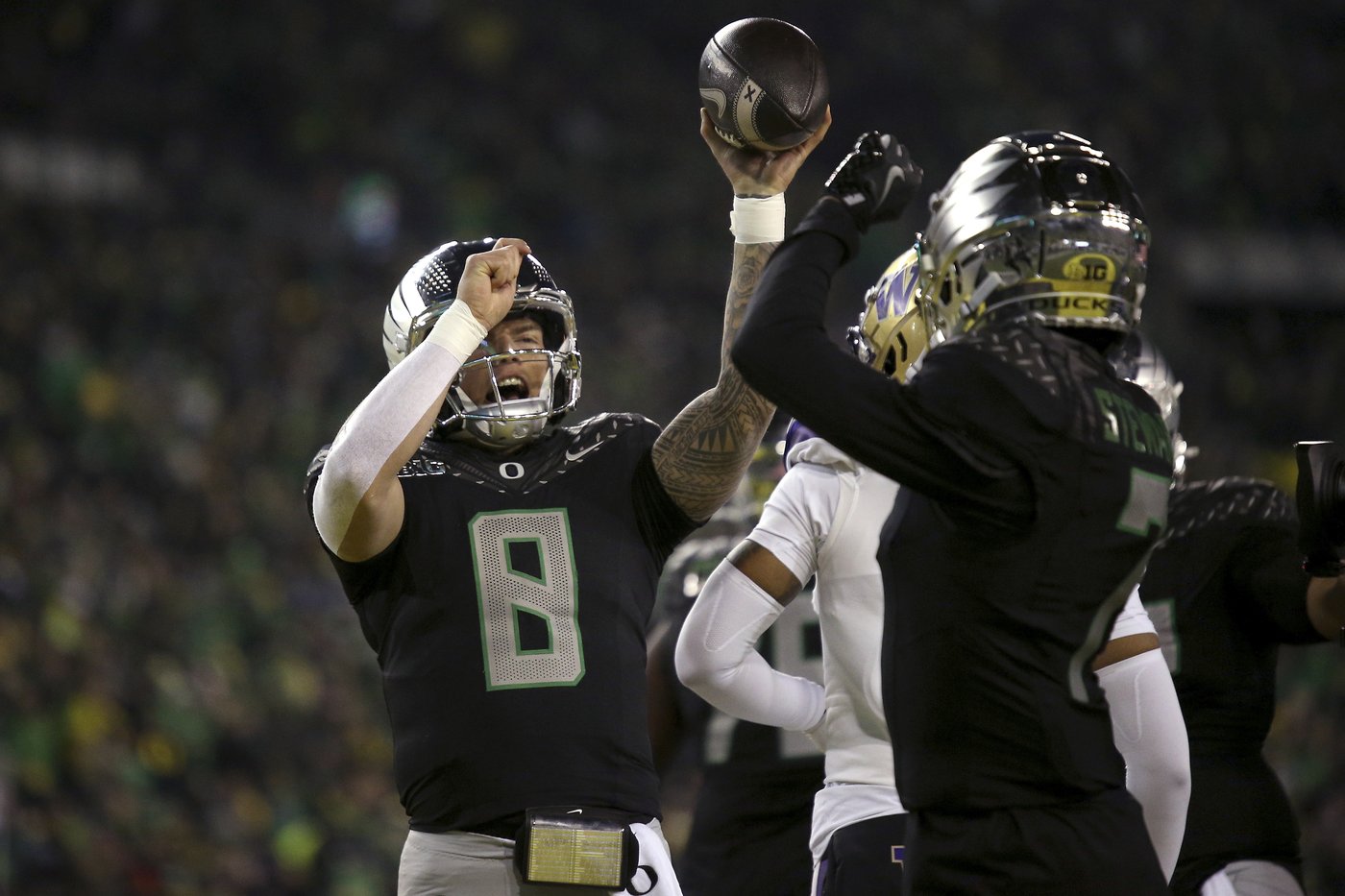 Gabriel throws for 2 TDs and runs for another, No. 1 Oregon routs rival Washington 49-21 | iNFOnews.ca