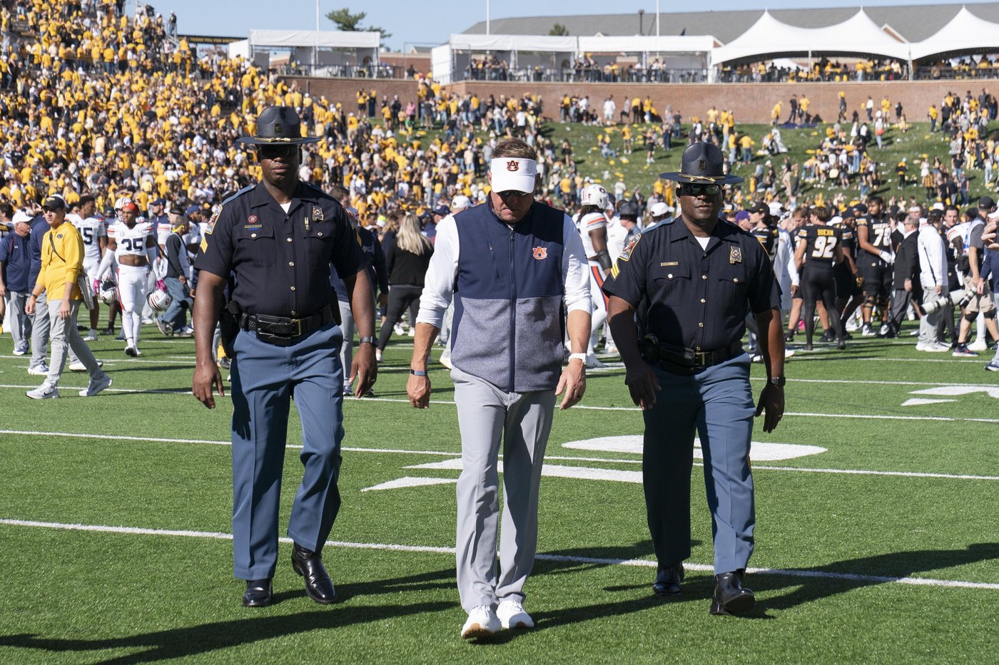 Auburn's Hugh Freeze with the Tigers against Kentucky after arriving a day late because of illness | iNFOnews.ca