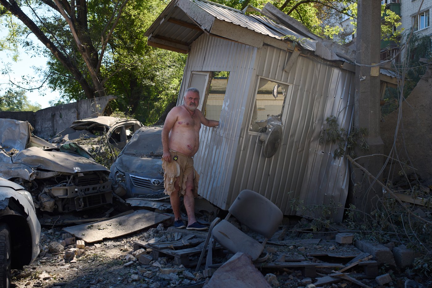 Photos show Kyiv residents clutching pets, collecting bodies after Russian missile and drone attack | iNFOnews.ca