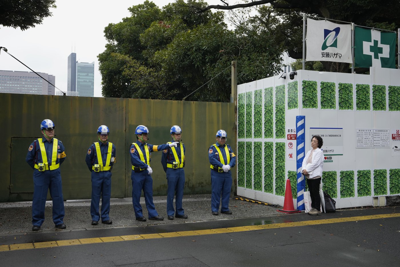 Developers begin cutting trees in a Tokyo park that environmentalists want to protect | iNFOnews.ca