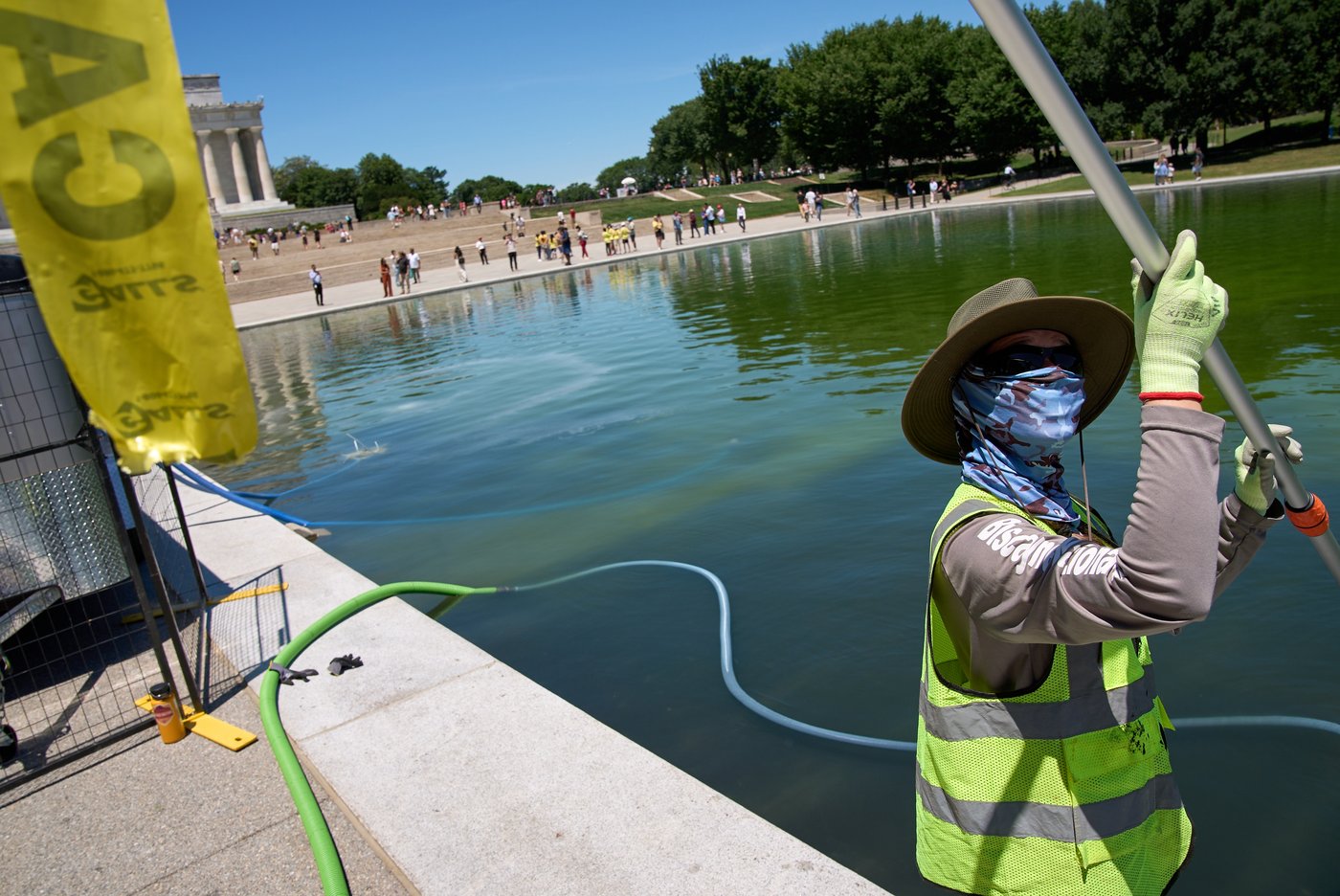 Trump administration uses hydrogen peroxide and tiny bubbles against algae in Reflecting Pool | iNFOnews.ca