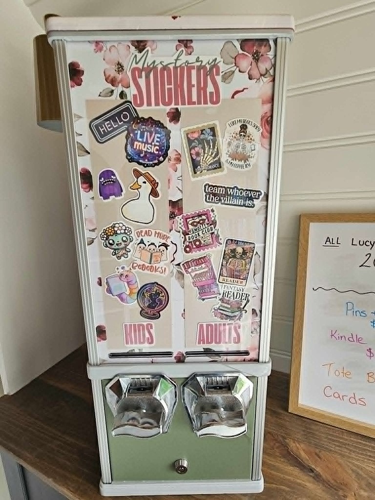 Kamloops mobile bookstore rolls out spicy romance novels and book bling | iNFOnews.ca