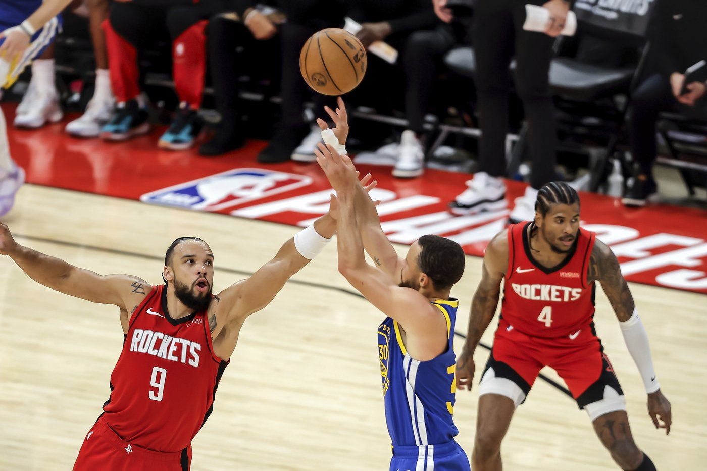 Curry ices his right thumb after Warriors struggle across the board and lose to Rockets in Game 5 | iNFOnews.ca