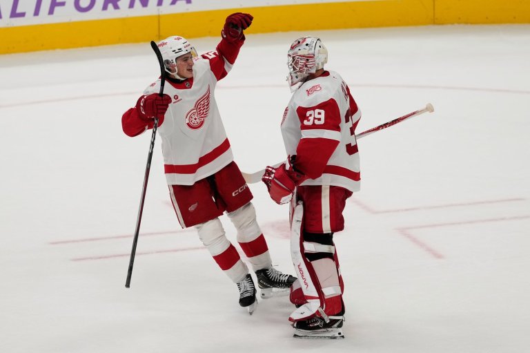 James van Riemsdyk's shootout goal lifts Red Wings over Sharks 3-2 | iNFOnews.ca