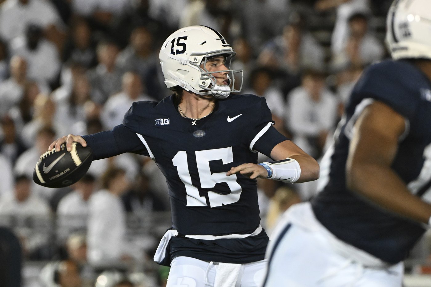 Singleton, Allen score TDs as No. 9 Penn State beats No. 19 Illinois 21-7 | iNFOnews.ca